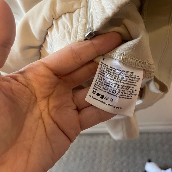 Lululemon mock neck softstreme zip up jacket in the color Natural Ivory size 6 - Picture 8 of 9